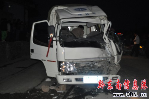 兩車轉彎處相撞 麻江消防緊急救援(圖)