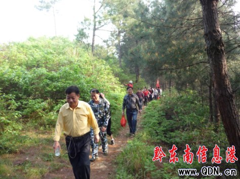 三穗:重走紅軍路 重溫入黨誓詞(圖)