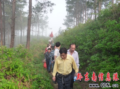 三穗:重走紅軍路 重溫入黨誓詞(圖)