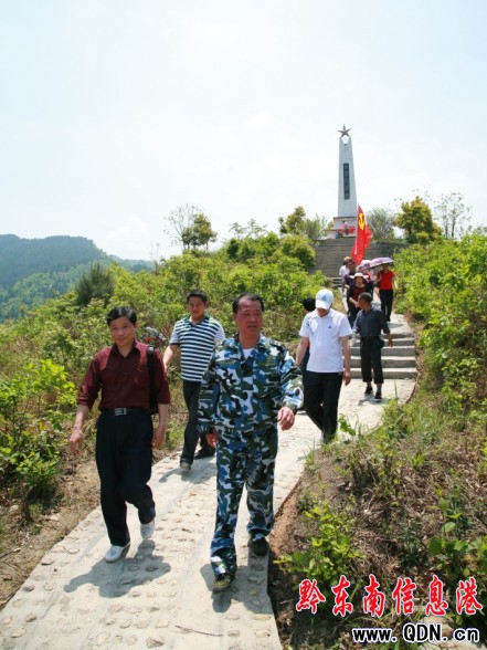 三穗:重走紅軍路 重溫入黨誓詞(圖)