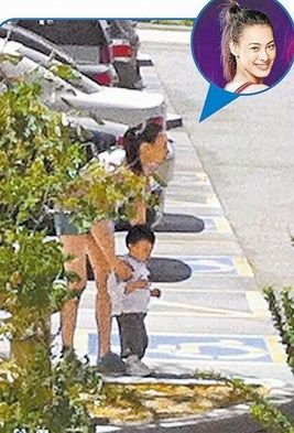 梁洛施現(xiàn)身美國鳳凰城 打扮清涼攜子就餐(圖)