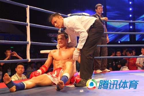 武行天下中方2比4泰拳 劉泰山遭泰拳王鐵膝KO