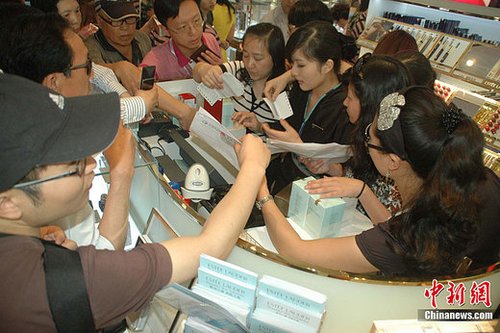 三亞免稅店對客量實施控制 部分商品火爆脫銷