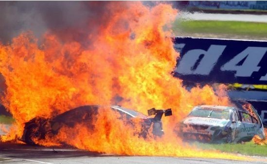 組圖:V8超級賽慘烈事故 賽車相撞起火被焚燒