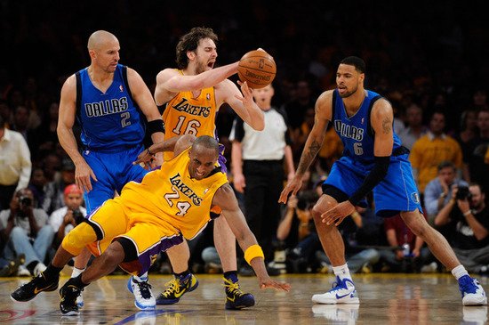 科比36分加索爾葬勝局 湖人遭16分逆轉負小牛