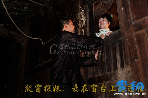 爬窗探妹:懸在窗臺(tái)上的戀情(組圖)