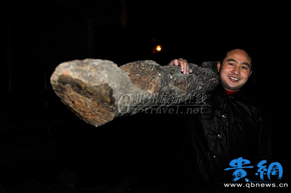 爬窗探妹:懸在窗臺(tái)上的戀情(組圖)