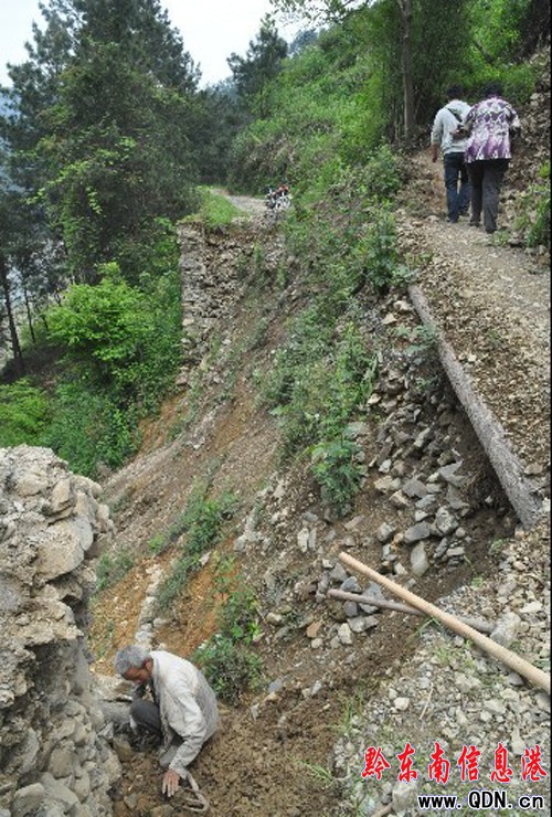 進村公路垮塌 “國際旅游村寨”行路難(圖)