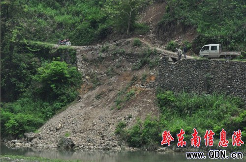 進村公路垮塌 “國際旅游村寨”行路難(圖)
