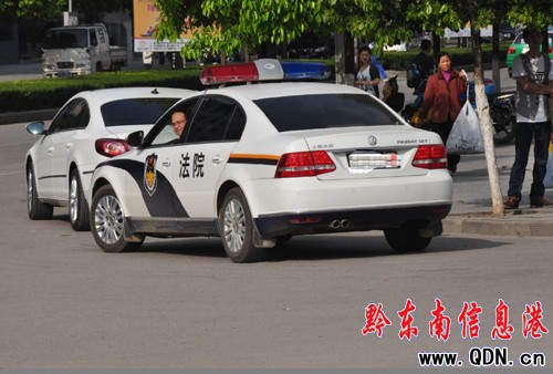 警車停危險路段 駕駛員路上打電話若無其事(圖)