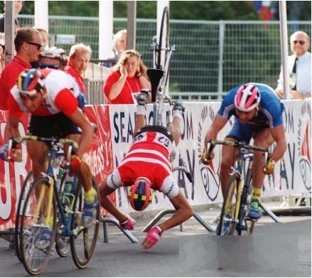 組圖:自行車賽場慘烈瞬間