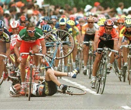 組圖:自行車賽場慘烈瞬間