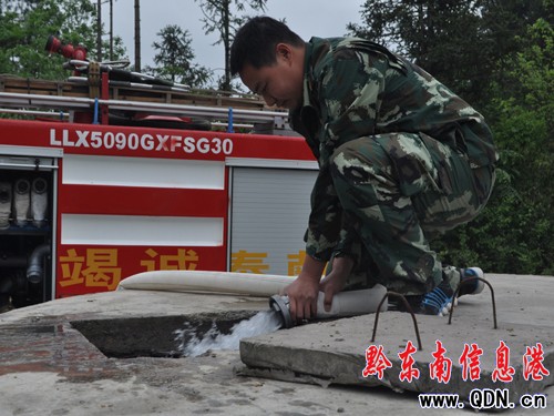鎮遠消防奮戰3天送80余噸“救命水”(圖)