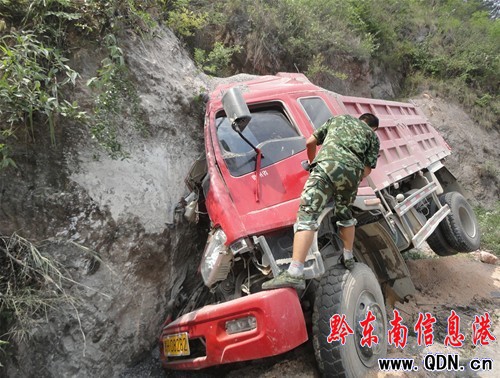 剎車失靈大貨車撞向山壁司機奇跡無傷(圖)