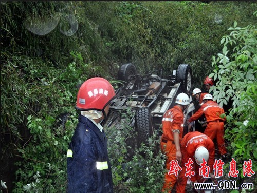 轎車翻至排水溝3死3傷 三穗消防冒雨救援(圖)