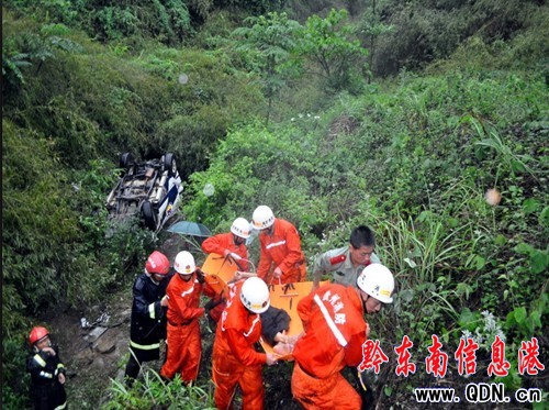 轎車翻至排水溝3死3傷 三穗消防冒雨救援(圖)