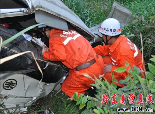 貨車飛下路坎兩人被困 從江消防跨境營救(圖)