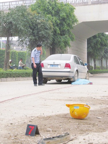 施工人員被撞拖行20米后死亡司機(jī)棄車離開(圖)