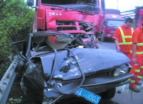 �Ĵ����ϸ���6܇�Bײ����������10܇��ײ���D��