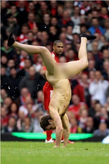 組圖:英超賽場闖入瘋狂球迷 全身赤裸秀倒立