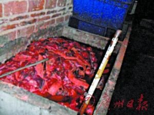 黑作坊使用工業(yè)鹽腌制腐爛豬肉 主犯父子落網(wǎng)