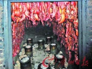 黑作坊使用工業(yè)鹽腌制腐爛豬肉 主犯父子落網(wǎng)