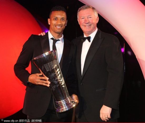 納尼獲球員評選出的年度最佳球員 爵爺為他頒獎