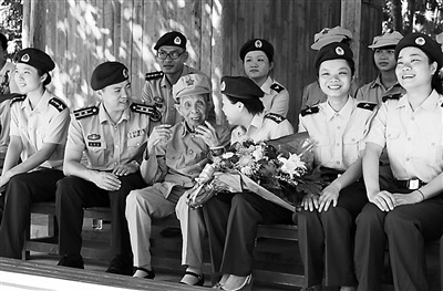 紅色娘子軍老戰士僅3人在世百歲老人能自己洗衣