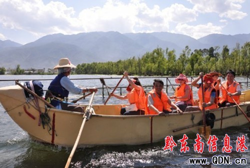 天柱家電老板請62名職工游西雙版納(圖)