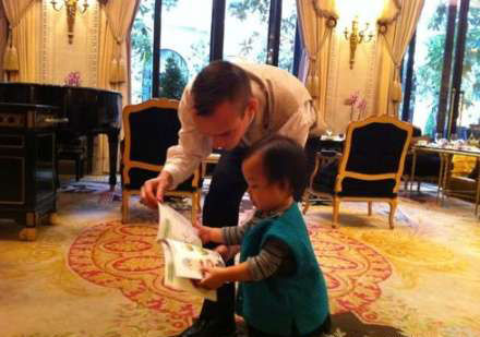 趙薇女兒“小四月”讀書(shū)照曝光 (圖)