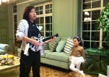 王菲自曝兩女兒合影 竇靖童伴奏李嫣跳芭蕾舞