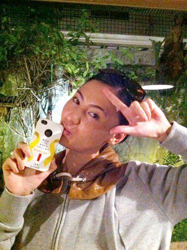 張柏芝素顏拍照 義賣手機保護套幫助日本災民