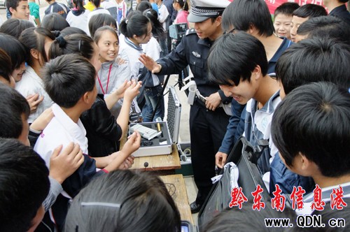 黃平:學(xué)生零距離接觸警用裝備(圖)