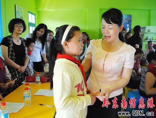 黎平巾幗志愿者牽手貧困留守兒童