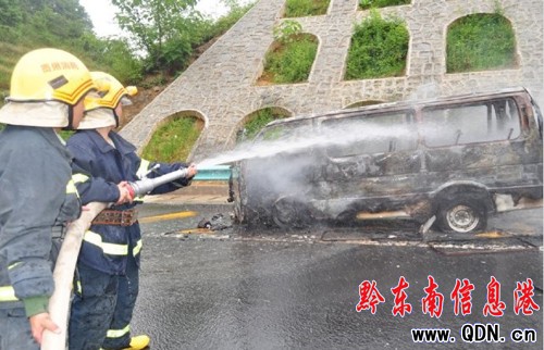 車輛高速自燃 面包車轉眼變“火車”(圖)