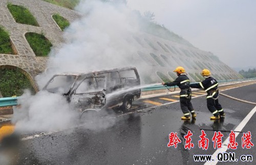 車輛高速自燃 面包車轉眼變“火車”(圖)