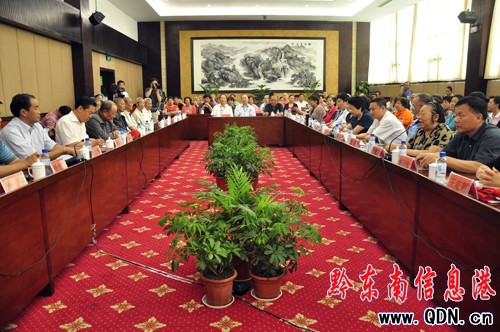 將軍后代合唱團走進鎮遠慰問革命老兵(圖)