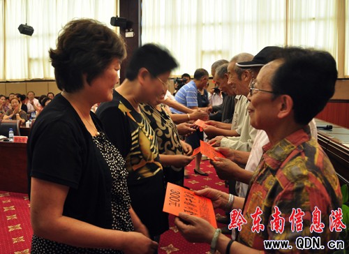 將軍后代合唱團走進鎮遠慰問革命老兵(圖)