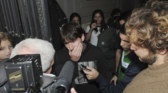 梅西阿根廷遭球迷襲擊 同城死敵死忠老拳毆打