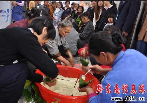 天柱一民企舉辦端午節(jié)包粽子比賽(圖)