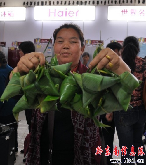 天柱一民企舉辦端午節(jié)包粽子比賽(圖)