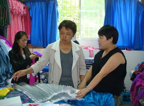 劉曉春到州苗嶺侗鄉(xiāng)民族服飾有限公司調(diào)研(圖)