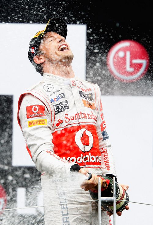 F1加拿大站巴頓絕末圈殺奪冠 漢密爾頓撞隊友退賽