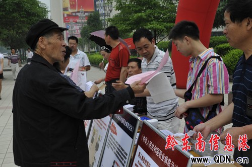 岑鞏縣舉行安全咨詢日活動(圖)