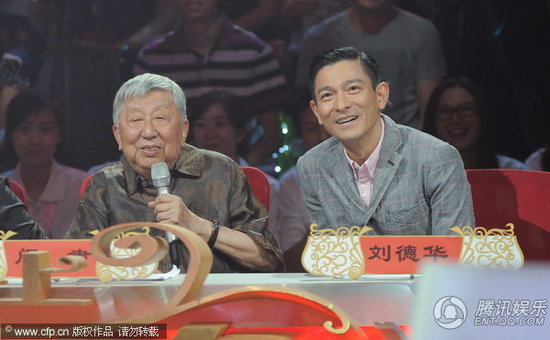 劉德華現(xiàn)身《我要上春晚》當(dāng)評(píng)委 被草根逗樂