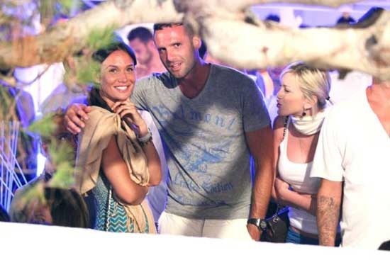 米蘭巨頭慘戴綠帽! 情婦誘新歡手遮豪乳(圖)