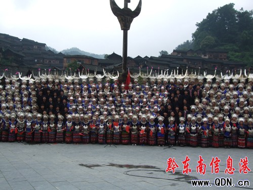 雷山西江舉行“千人唱苗歌獻給黨”歌詠比賽