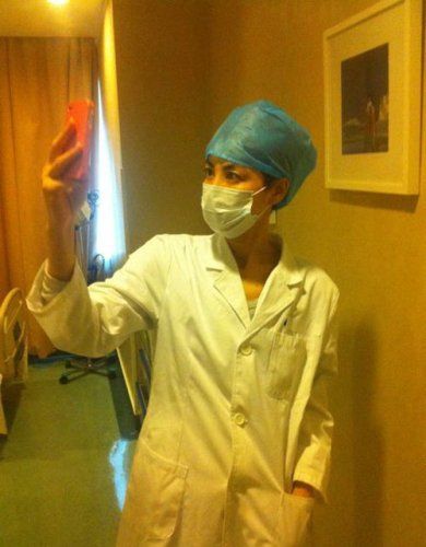 王菲玩角色扮演護(hù)士 與李亞鵬打情罵俏(圖)