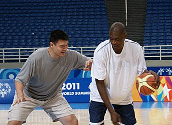 姚明亮相特奧會籃球活動 與穆大叔上演一對一