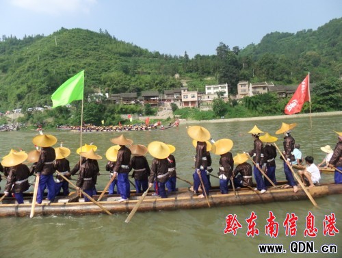臺江施洞隆重舉行獨木龍舟賽(組圖)